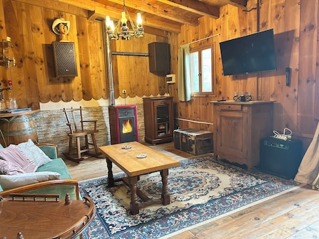 Smart TV, fireplace, stereo. The SALOON