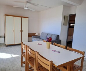 Classic-Apartment, 2 Schlafzimmer | Wohnbereich