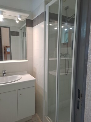 Classic Apartment, 2 Bedrooms | Bathroom - VVF Hyères presqu'île de Giens (Hyères)