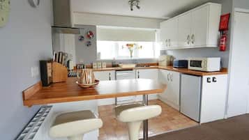 Standard Townhome, Park View | Private kitchen | Fridge, oven, stovetop, cookware/dishes/utensils