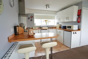 Standard Townhome, Park View | Private kitchen | Fridge, oven, stovetop, cookware/dishes/utensils