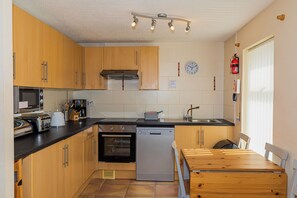 Bungalou, vistes al jardí | Cuina privada | Frigorífic, forn i placa de cuina 