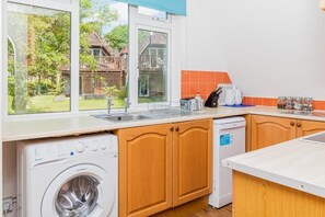 Superior Cottage, Garden View | Private kitchen | Fridge, oven, stovetop, cookware/dishes/utensils