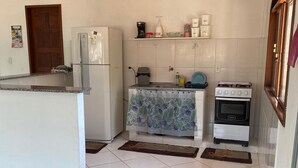 Eine Küche mit Kühlschrank, Herd und Spüle.