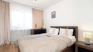 3 bedrooms, desk, iron/ironing board, travel cot