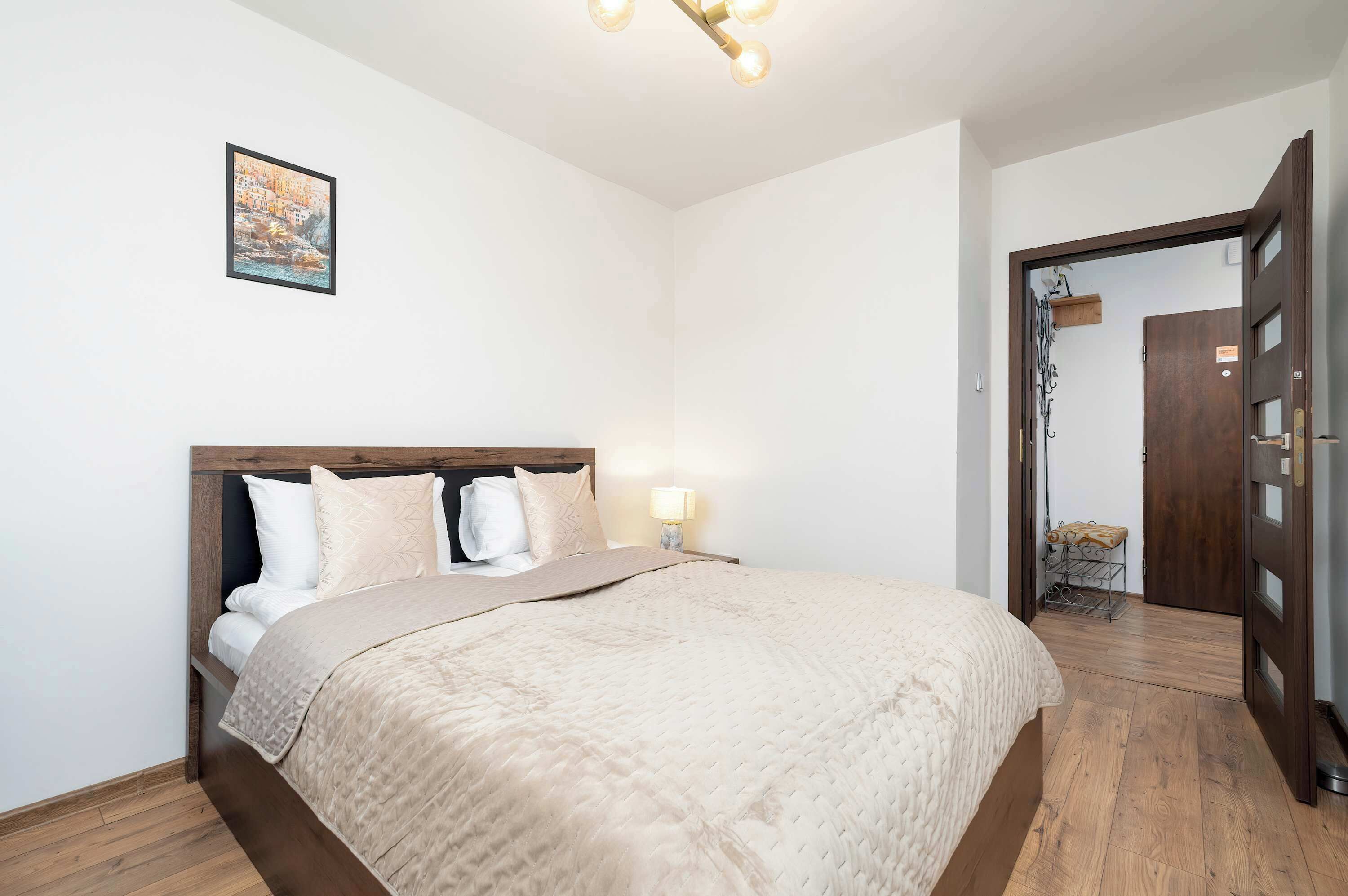 办公桌、熨斗/熨衣板、旅行婴儿床、WiFi