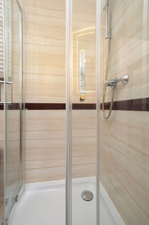 Douche, sèche-cheveux, serviettes fournies, shampoing