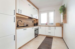 Kühlschrank, Mikrowelle, Ofen, Herdplatte