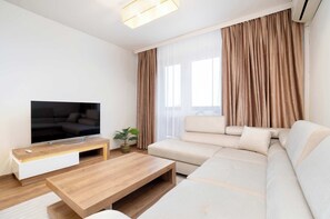 TV, offices - Jabłońskiego 7 Rzeszów | Family Apartment in Center with Air Conditioning (Rzeszów)