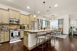 Frigorífic, microones, forn i placa de cuina 