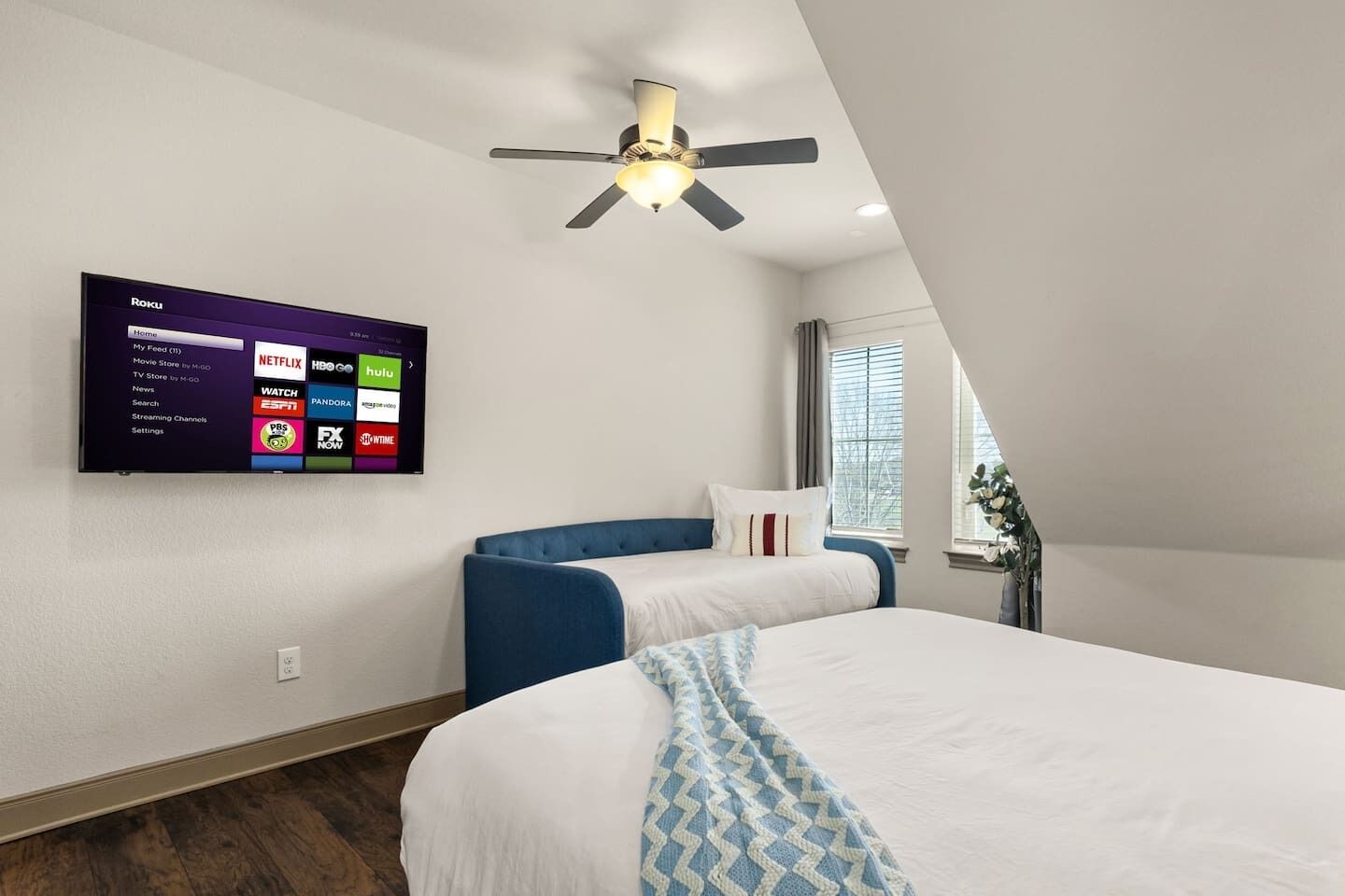 Fer et planche  à repasser, lit parapluie, Wi-Fi, draps fournis