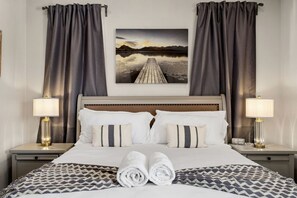 Een strijkplank/strijkijzer, reisbedje, gratis wifi, beddengoed