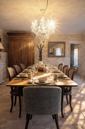 Dining - 18th-century winegrowers' stone farmhouse with private pool near Uzés (Saint-Maurice-de-Cazevieille)