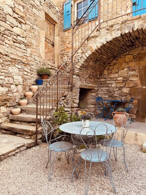 Outdoor dining - 18th-century winegrowers' stone farmhouse with private pool near Uzés (Saint-Maurice-de-Cazevieille)