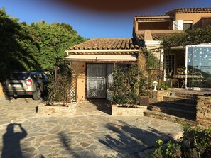 Exterior detail - Studio in very quiet private villa with swimming pool (Cavalaire-sur-Mer)