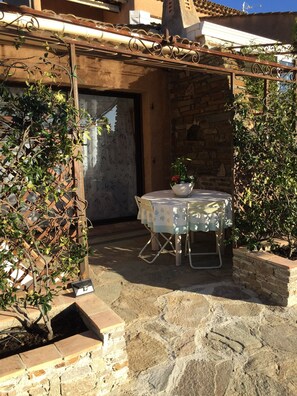 Outdoor dining - Studio in very quiet private villa with swimming pool (Cavalaire-sur-Mer)