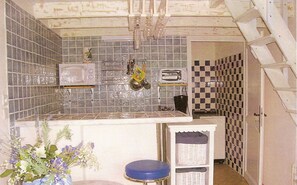 Private kitchen - Studio in very quiet private villa with swimming pool (Cavalaire-sur-Mer)