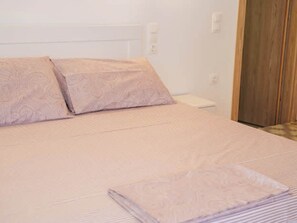 1 slaapkamer, een strijkplank/strijkijzer, reisbedje, wifi