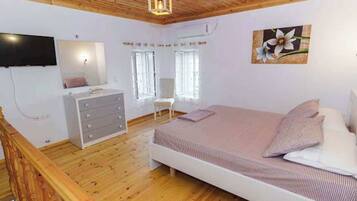 1 bedroom, iron/ironing board, travel crib, WiFi