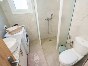 Dusche, Haartrockner, Handtücher