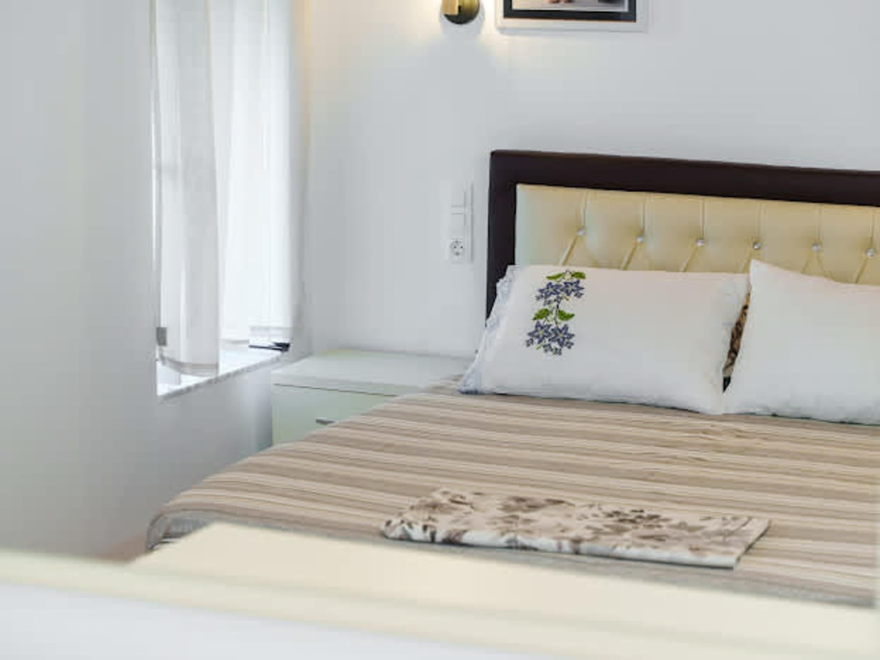 Tabla de planchar con plancha, cuna de viaje, wifi y ropa de cama 