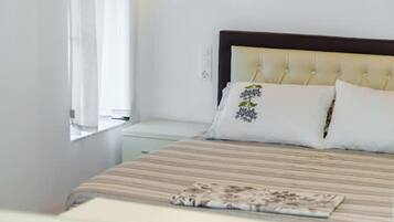 Tabla de planchar con plancha, cuna de viaje, wifi y ropa de cama