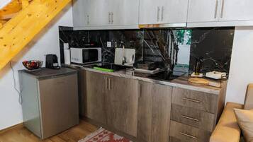 Microondas, parrilla de estufa, cafetera y tetera y tostadora