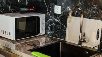 Mikrobølgeovn, kogeplade, kaffe-/temaskine, brødrister