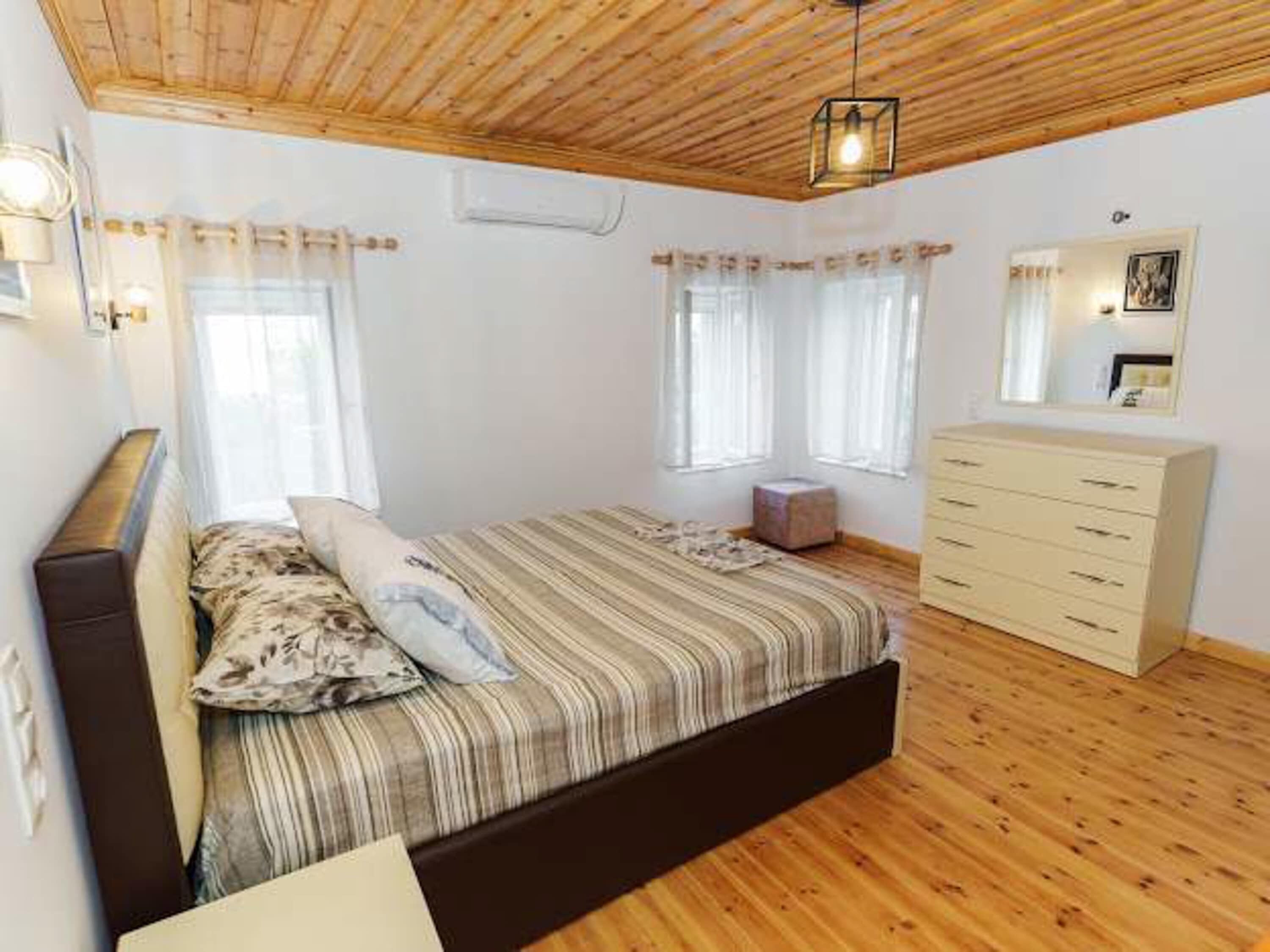 Iron/ironing board, travel crib, WiFi, bed sheets