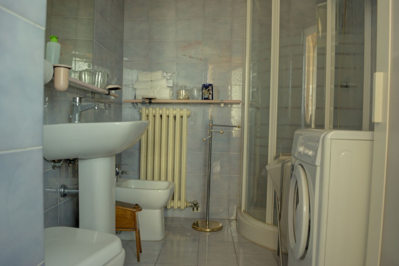 Shower, bidet, towels
