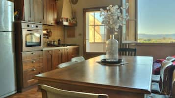 Refrigerador, horno, cafetera/tetera, tostadora