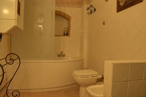 Bruser, bidet, håndklæder