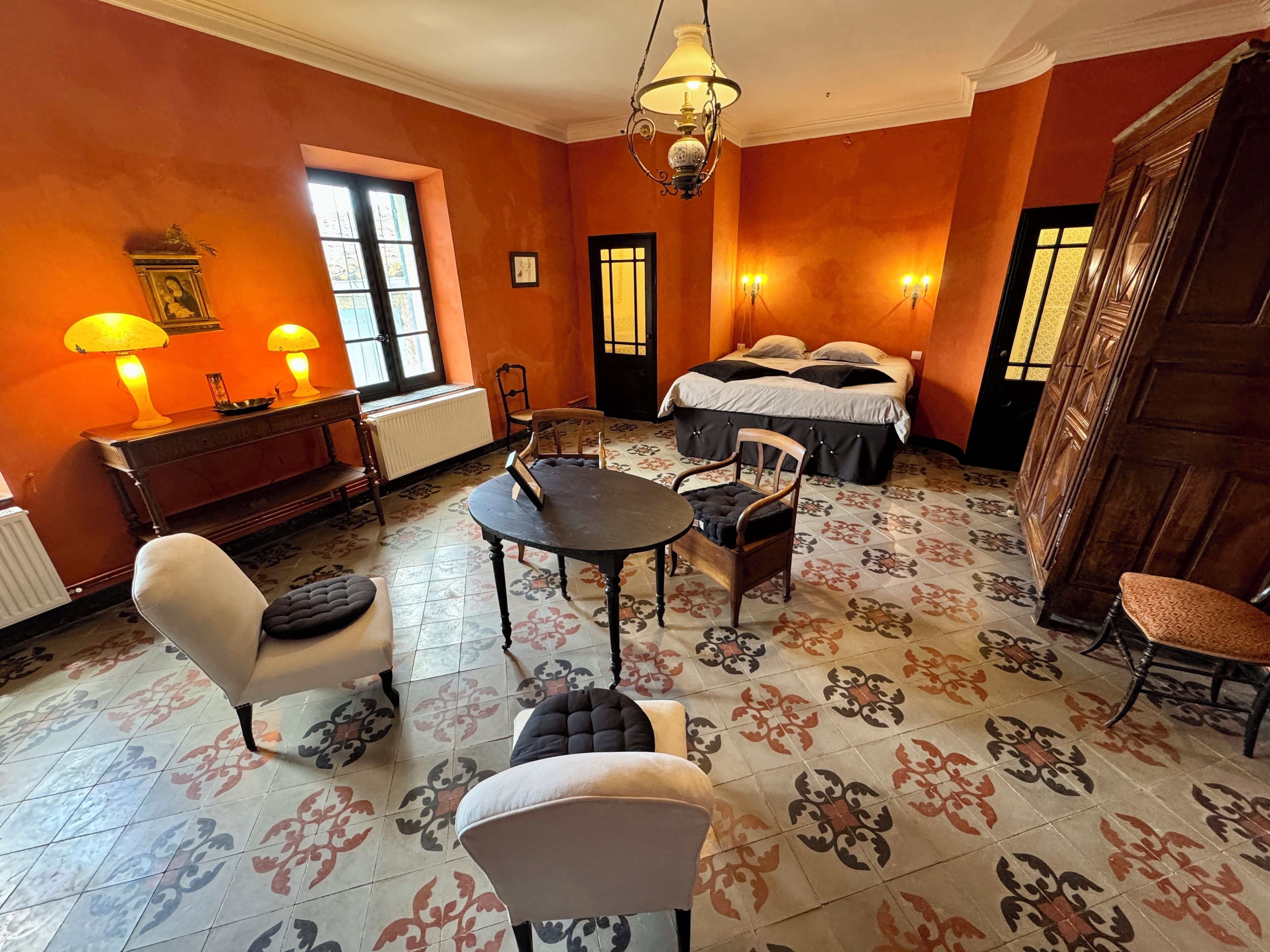 6 bedrooms, iron/ironing board, WiFi, bed sheets