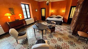 6 bedrooms, iron/ironing board, WiFi, bed sheets