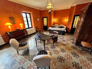 6 bedrooms, iron/ironing board, WiFi, bed sheets