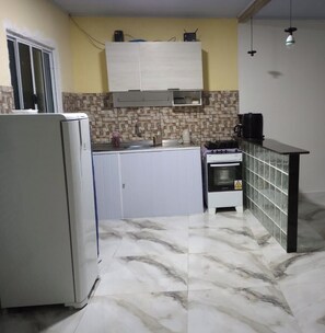 Fridge, oven, stovetop, coffee/tea maker