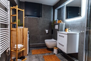 Dusche, Haartrockner, Handtücher