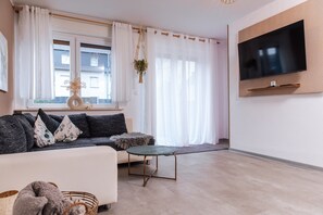 TV - Melin Spa Suite Apartment – Wellness, Garden, Private Terrace & Wi-Fi (Marl)