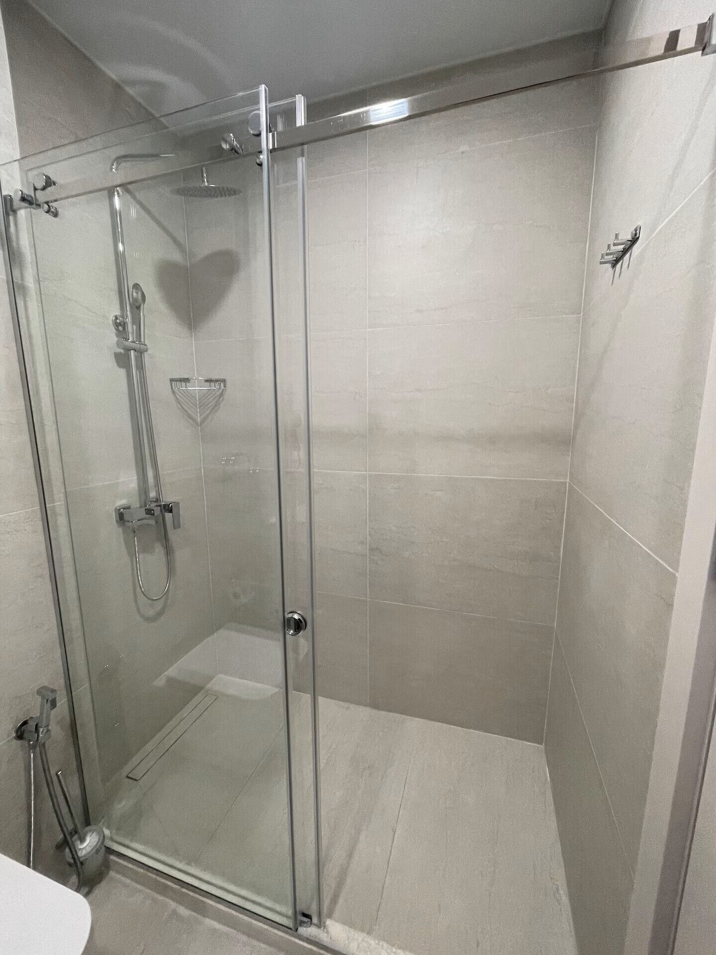 Regadera, secadora de cabello, bidet, jabón 