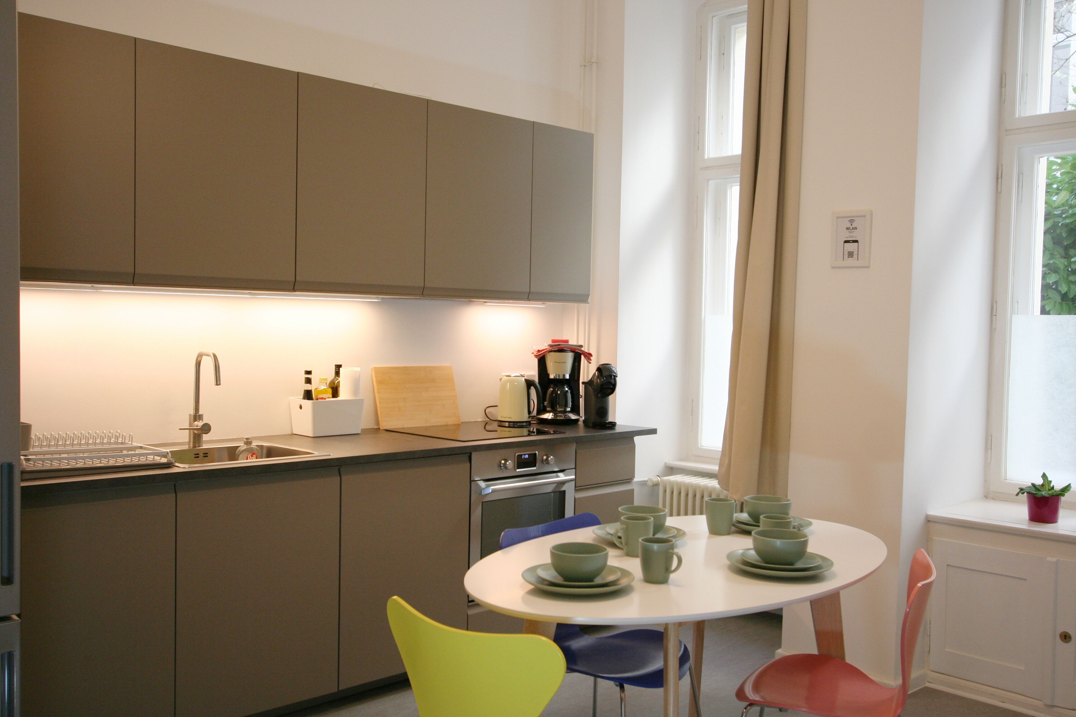 Una cocina con mesa, sillas y ventana con vistas.