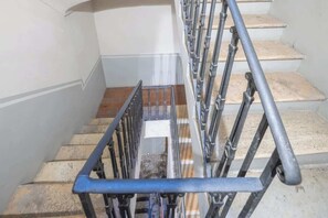 A staircase with metal railings and beige steps. - BuddyRent - Ghetto - Campo de' Fiori - 6 ospiti (Roma)