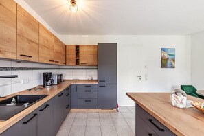 Kühlschrank, Mikrowelle, Ofen, Herdplatte