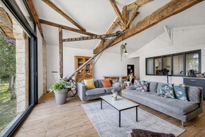 Living area - Charming loft in a former wine storehouse - swimming pool, park, estuary, ocean (Saint-Christoly-Médoc)