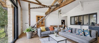 Charming loft in a former wine storehouse - swimming pool, park, estuary, ocean