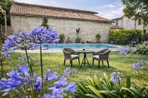 Charming loft in a former wine storehouse - swimming pool, park, estuary, ocean