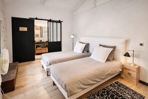 2 slaapkamers, een strijkplank/strijkijzer, internet, beddengoed