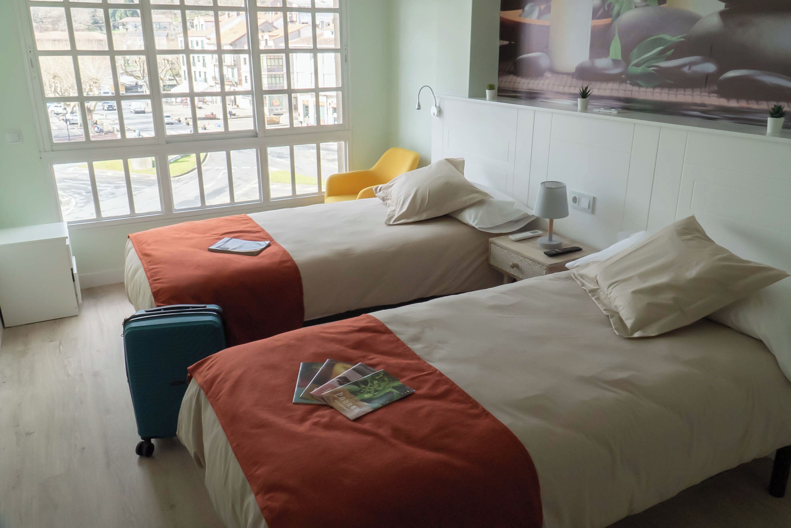 2 habitaciones, tabla de planchar con plancha, wifi y ropa de cama 