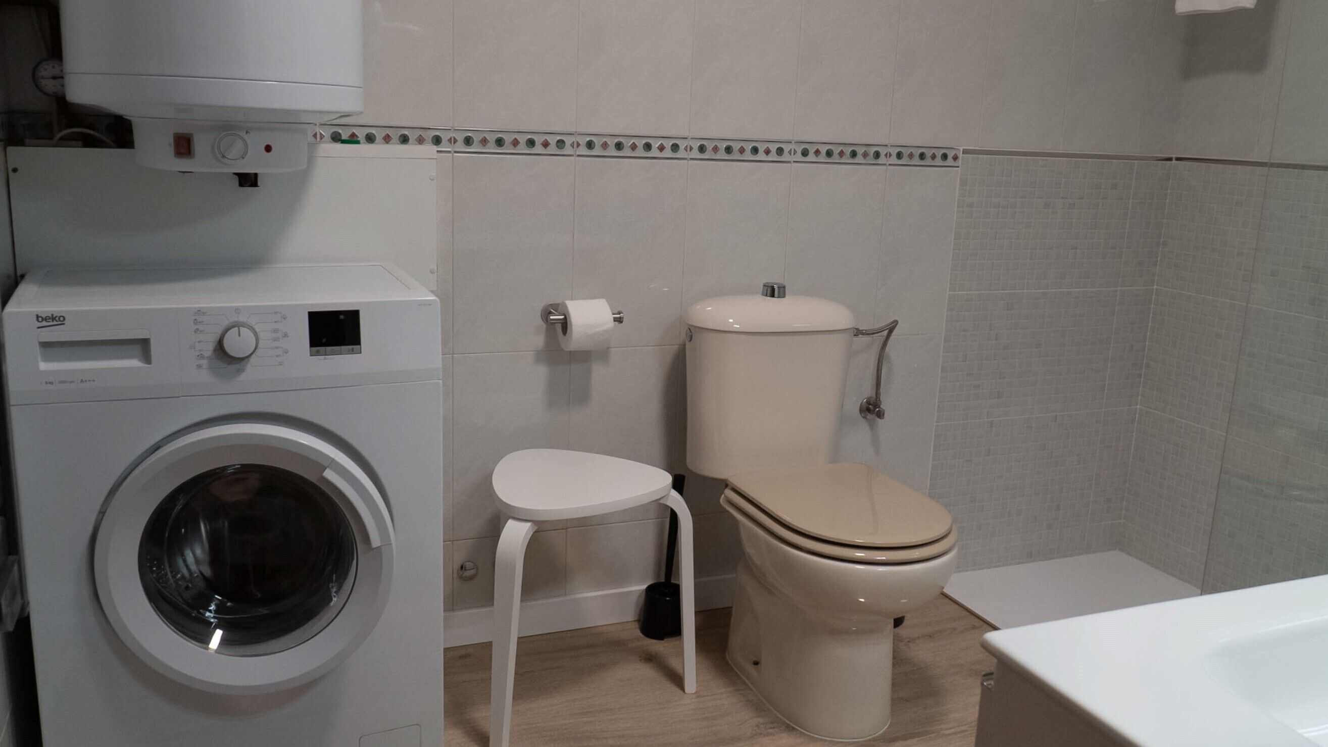 Een douche, een haardroger, handdoeken, zeep