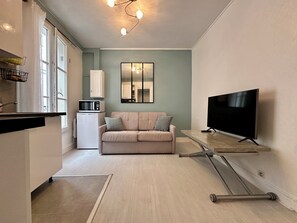 Living area - Comfortable apartment in Levallois - Near Paris (Levallois-Perret)