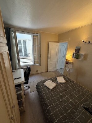 2 habitaciones, tabla de planchar con plancha, wifi y ropa de cama 